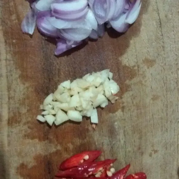 iris tipis bawang merah, bawang putih dan cabai(boleh ditambah tomat)