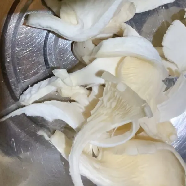 Suir suir jamur jangan terlalu tipis (karena jamurnya akan menyusut jika digoreng)