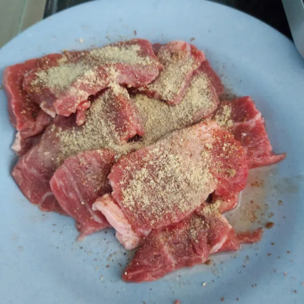 Potong daging dan penyet daging tipis.bumbui dengan ketumbar bubum, penyedap rasa, garam, lada dan bawang putih bubuk