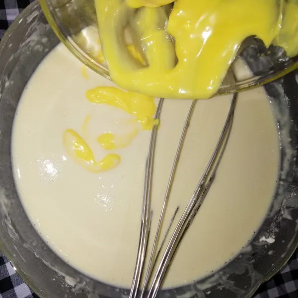 Masukkan margarin, whisk hingga tercampur rata.