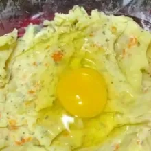 Tambahkan 1 butir kuning telur.