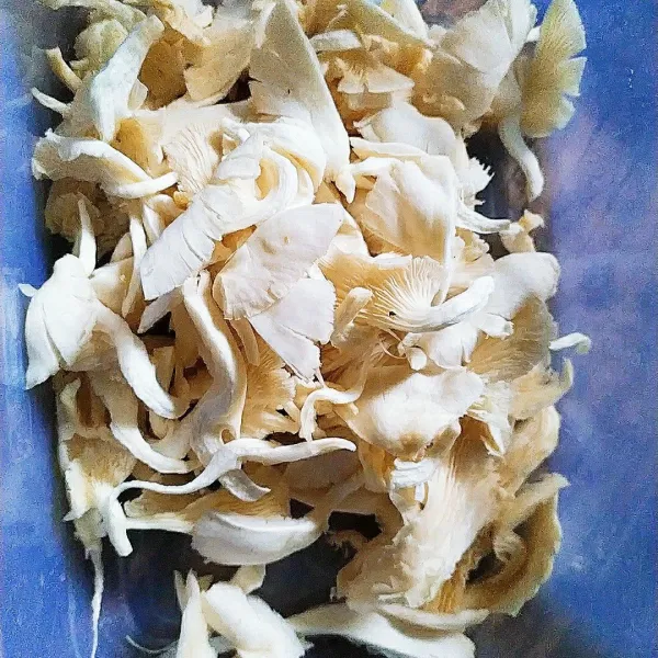 Suwir dan cuci jamur tiram.
