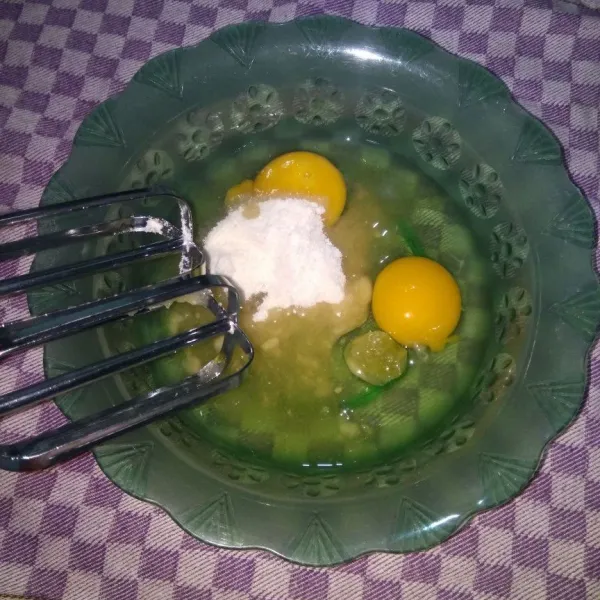 campur telur, ovalet, gula dan vanili dalam satu wadah kemudian mixer sampai putih dan gula larut