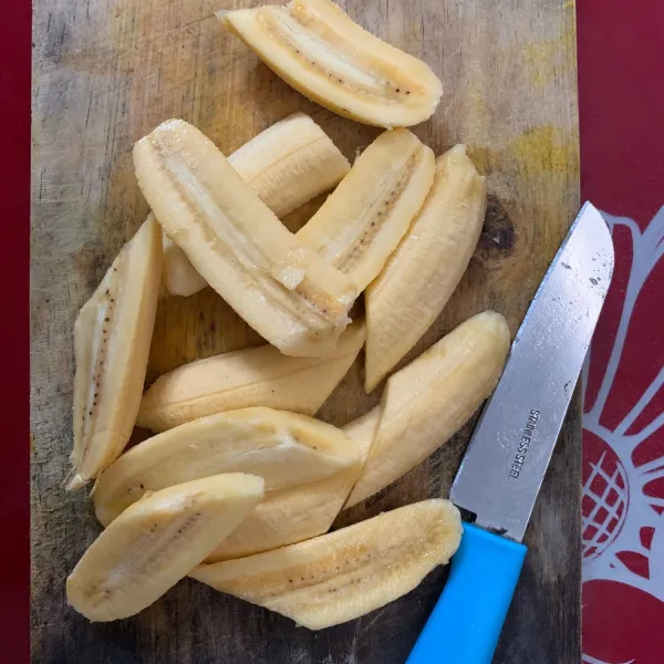 Potong pisang sesuai dengan selera