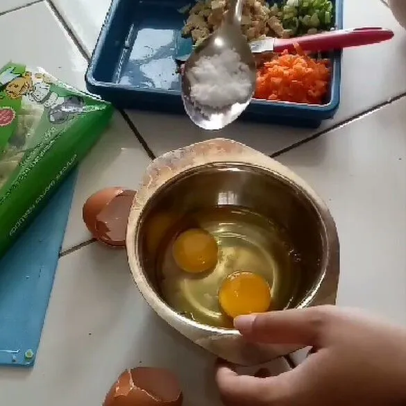 Pecahkan Telur dan masukkan garam secukupnya,  lalu di aduk
