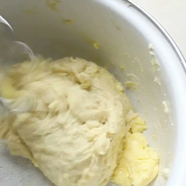 tambahkan mentega, uleni lagi hingga benar-benar kalis jika dibentangkan adonan tidak akan robek