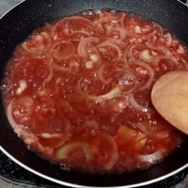 Masukkan saos tiram, saos tomat, saos cabe, garam, merica, gula, penyedap rasa, aduk sampai rata.