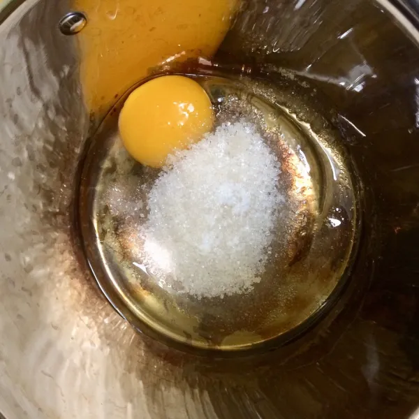 Campurkan telur, gula dan vanilla ekstrak lalu aduk.