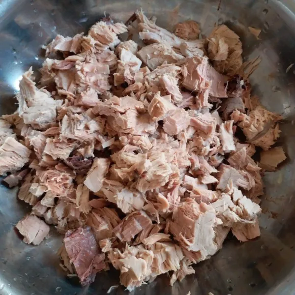 Kukus tuna lalu suwir kasar.