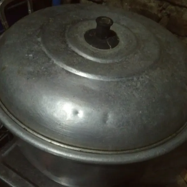 Siapkan panci kukusan, masukkan adonan ke dalam panci kukusan lalu kukus selama 30 menit atau sampai matang. Angkat dan dinginkan.