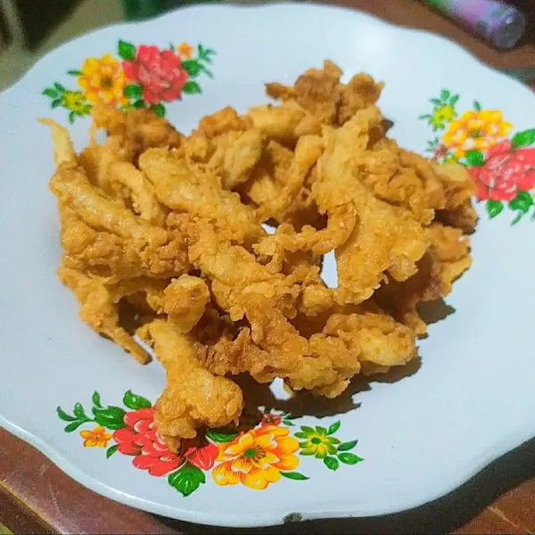 Jamur crispy siap ditiriskan.