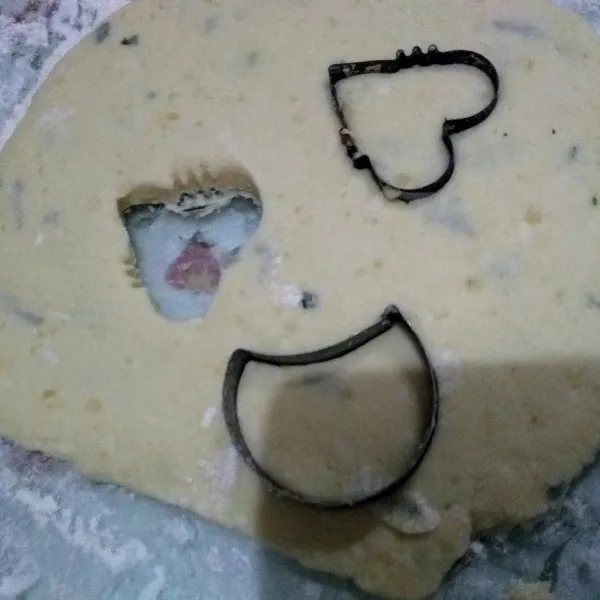 pipihkan adonan (alas dengan plastik agar tidak lengket) lalu bentuk sesuai selera