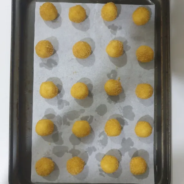 susun adonan di atas loyang yang sudah di lapisi dengan parchment paper,Dan oven selama 35 Menit dengan suhu 145 derajat Celcius (Sesuaikan dengan masing-masing oven). angkat dan taruh di atas cooling rack, sebelum di simpan di dalam toples kedap udara. Yummy