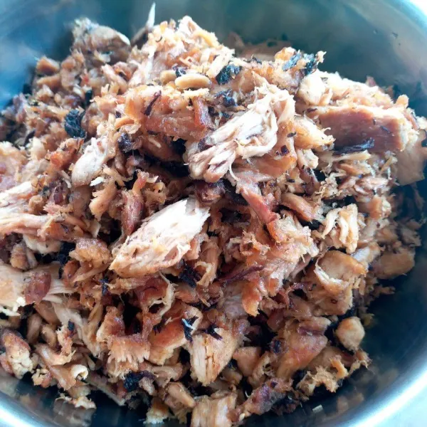 Goreng ikan tuna dengan sedikit minyak, gunakan wajan anti lengket.