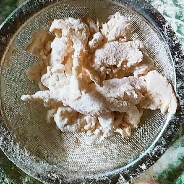 Ayak jamur yang sudah di lumuri tepung. agar saat menggoreng minyaknya tidak mengendap banyak tepung.