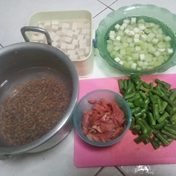 Rendam kacang tholo selama 1 jam, potong potong daging,labu Siam dan buncis sisihkan.