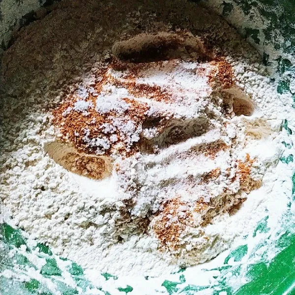 Campur tepung terigu, garam, dan kaldu bubuk.