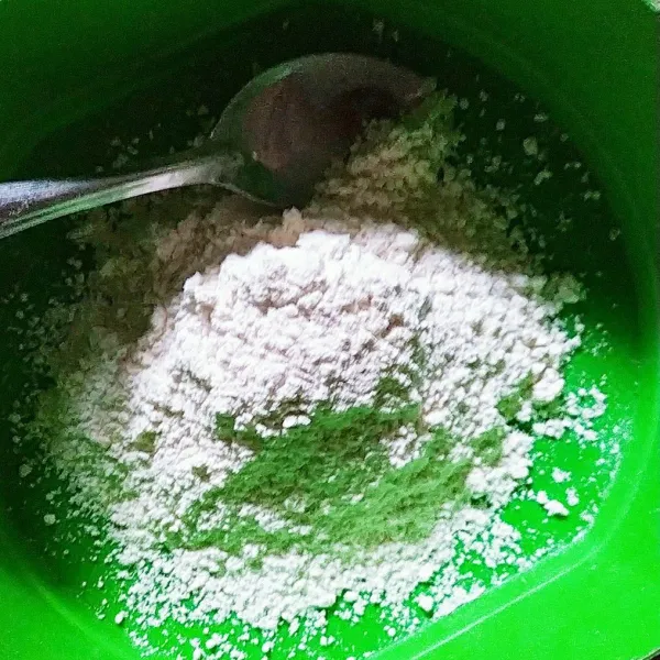 Ambil campuran tepung tadi sebanyak 5 sendok makan lalu tuangkan 1/2 gelas belimbing air dan aduk hingga rata. Ini digunakan sebagai bahan pencelup.