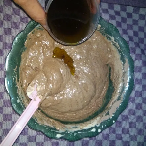 masukkan campuran minyak dan cokelat kedalam adonan step 3,aduk balik dengan spatula. tuang adonan kedalam loyang.