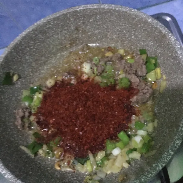 Tambahkan Gochugaru kemudian aduk rata.