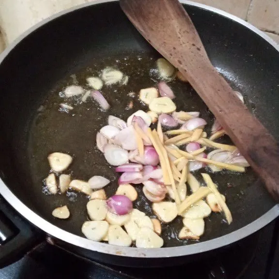 Masukkan bawang merah dan jahe, masak hingga layu.