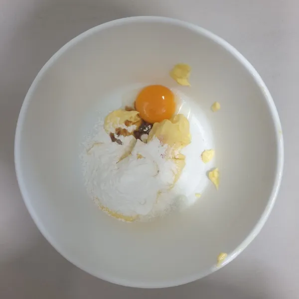 Campurkan Butter, Margarin, kuning telur,Gula halus dan vanilla Essence Kedalam Mangkok/mixing bowl