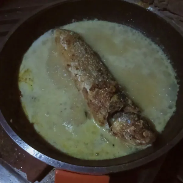 masukan santan ikan bandeng gula garam dan kaldu bubuk masak sampai mendidih dan sesekali di balik