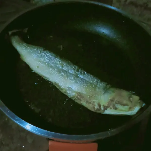 cuci ikan bandeng lalu di goreng sampai matang angkat dan sisihkan