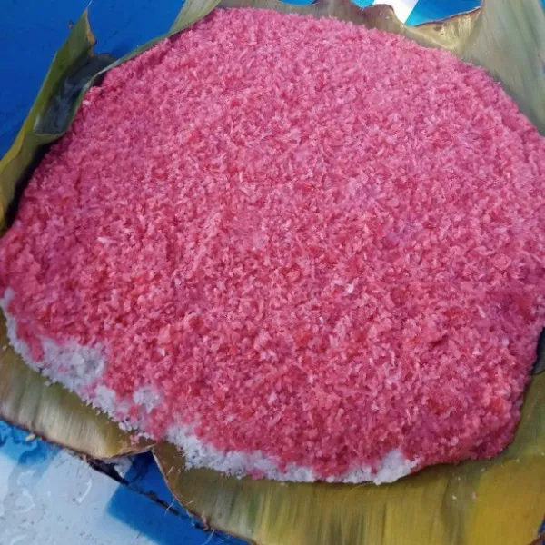 Setelah dingin lalu potong awug-awug ketan menurut selera. Awug-awug siap disajikan.