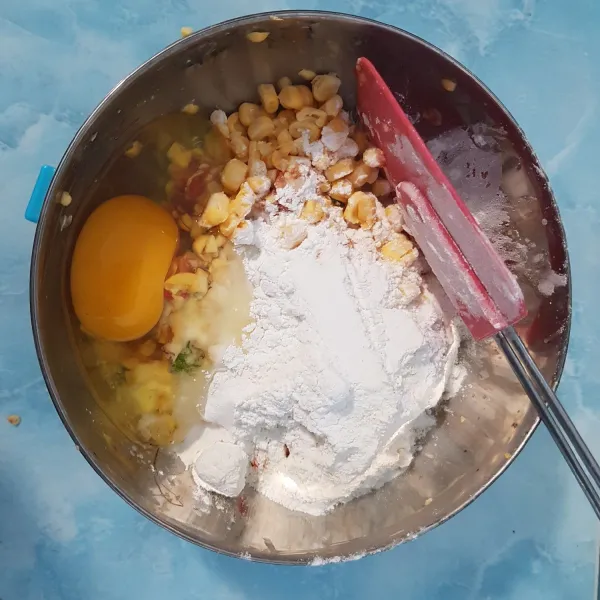 Aduk jagung, bumbu, tepung dan telur hingga tercampur rata.