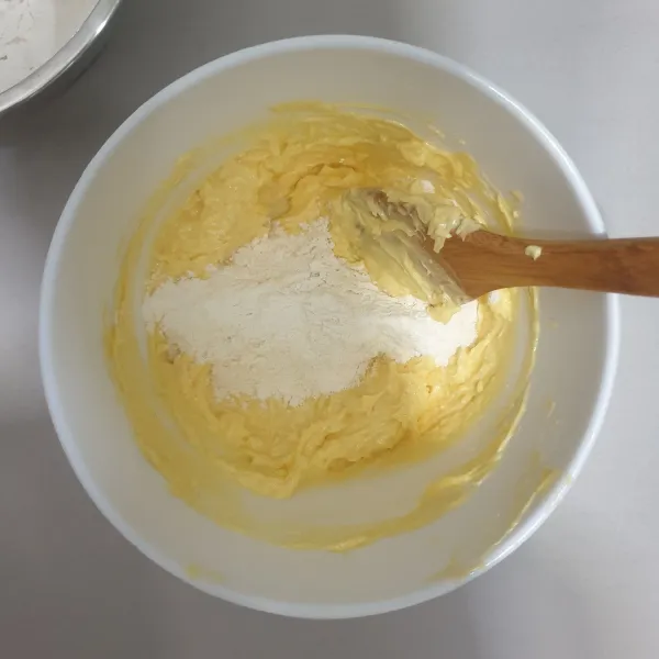 masukan campuran tepung secara bertahap