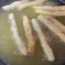 Goreng dalam minyak panas hingga kuning keemasan. Kemudian, angkat dan tiriskan.