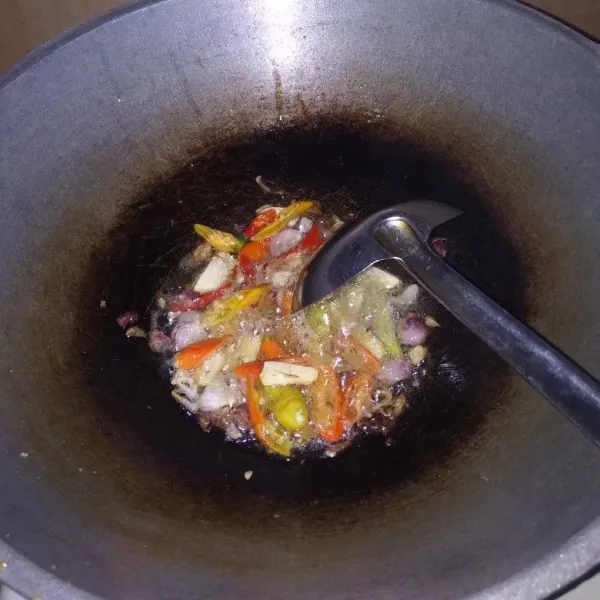 panaskan minyak tumis bawang merah bawang putih hingga harum masukkan cabe aduk2