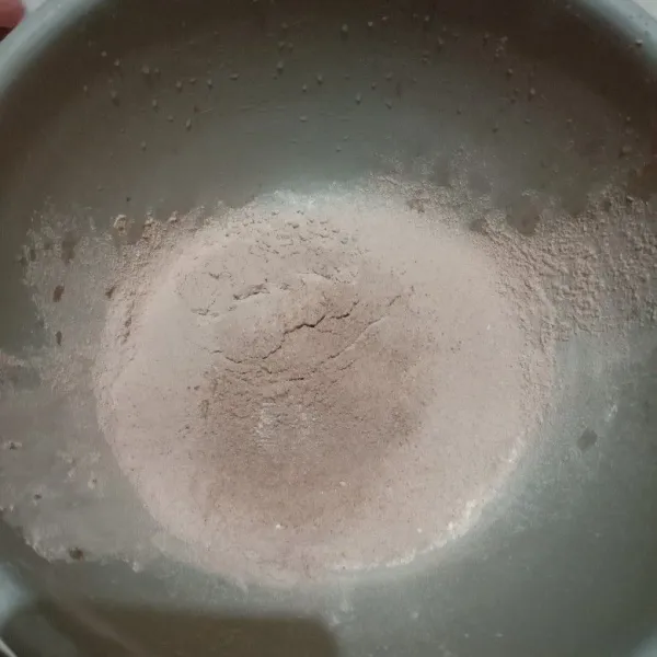 ayak tepung terigu, coklat bubuk, baking soda & baking powder