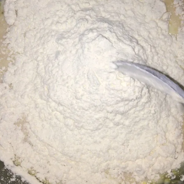 Masukkan tepung.