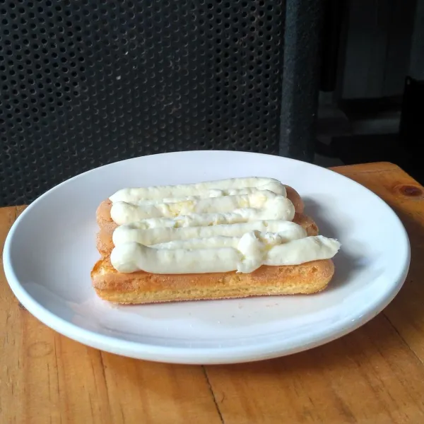 Semprotkan krim keju yang terbuat dari whipped cream yg sudah dikocok dengan air es, lalu dicampur dengan mascarpone.
