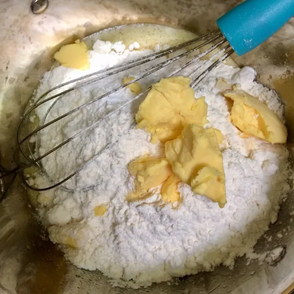 Tambahkan tepung, garam, baking powder dan margarin.