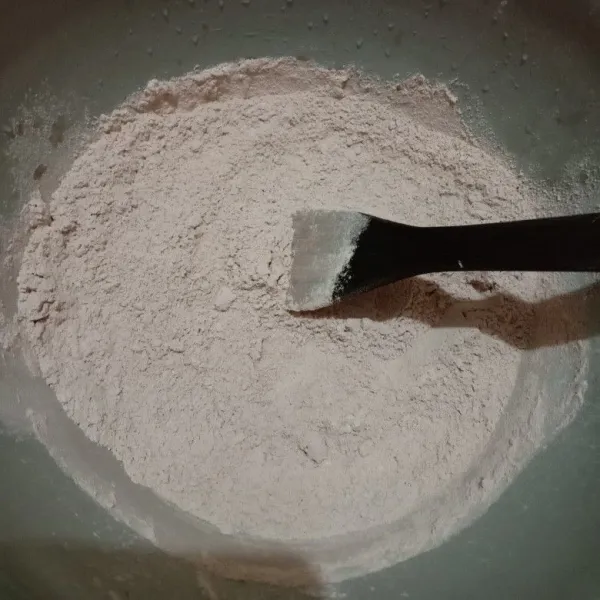 masukkan gula pasir & garam, aduk hingga rata