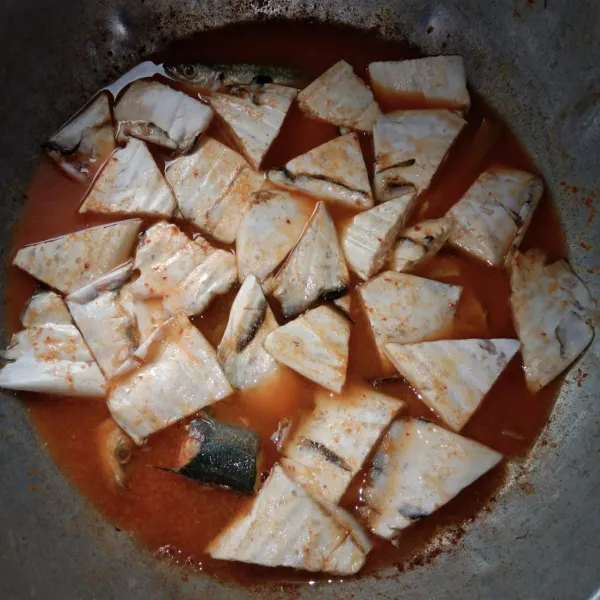 Masukkan tempe yang telah diiris menjadi beberapa bagian, masak sekitar 10 menit.