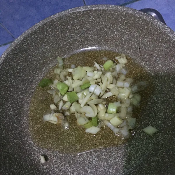 Tumis bawang bombay dan bawang putih hingga sedikit coklat sambil terus diaduk. Gunakan api sedang cenderung kecil agar tak mudah hangus.