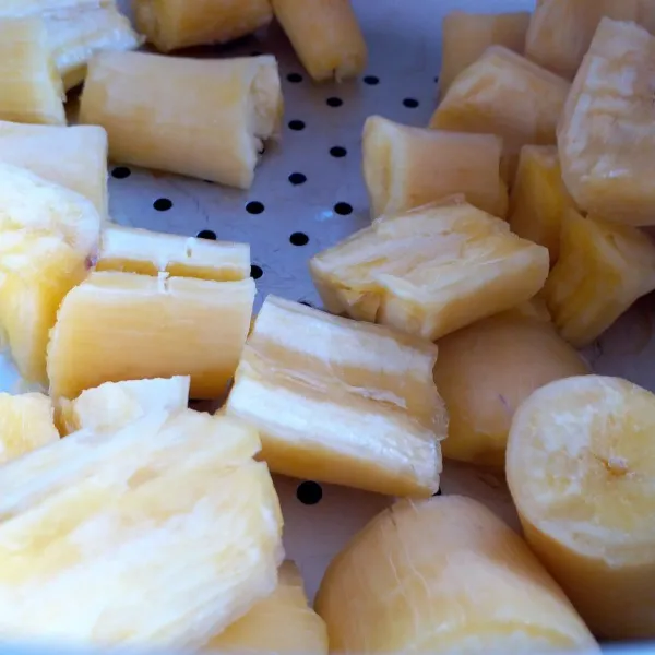 Potong-potong singkong lalu kukus hingga matang.