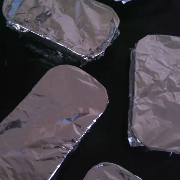 Tutupi wadah dengan kertas aluminium foil.