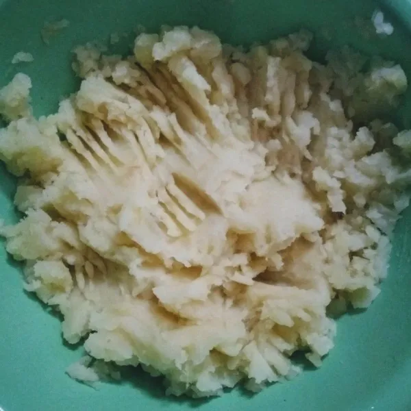 kukus kentang hingga matang, haluskan dengan garpu