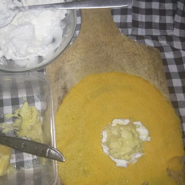 Gunakan sisi yang kecoklatan untuk bagian dalam, isi dengan secukupnya cream, dan daging durian. jangan terlalu banyak isi, karena kulit tipis, bisa sobek.