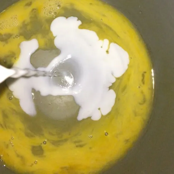 Campur telur dan susu cair.