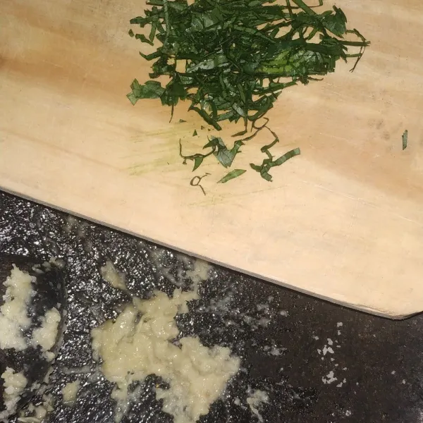 Cincang halus daun seledri, dan haluskan bawang putih beserta garam