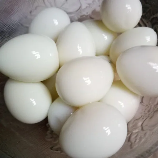 Kupas telur puyuh lalu bilas dengan air putih matang. Tiriskan.