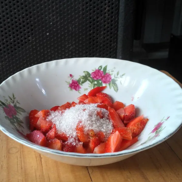 Potong strawberry, campurkan dengan gula pasir. Aduk rata, diamkan.