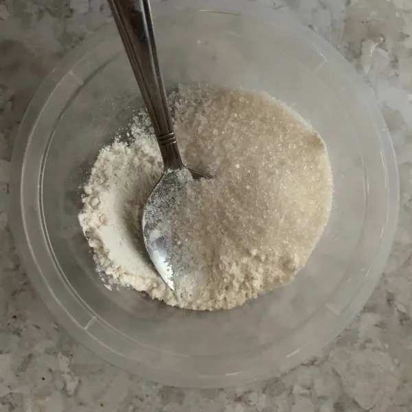 Masukkan 2 sdm tepung terigu dan 3 sdt gula pasir ke dalam wadah