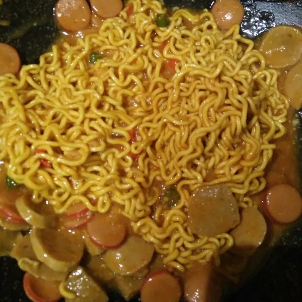 Tambahkan kecap, saus sambal, garam, dan lada. Aduk hingga matang.